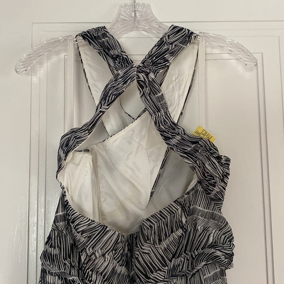 Gown with key hole and open back - Picture 3 of 4